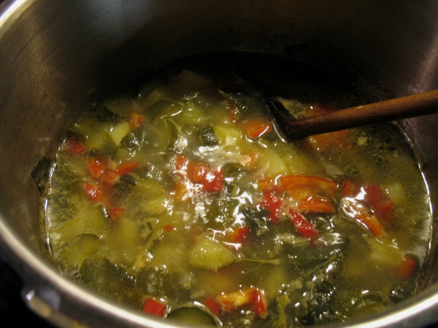 Die in kleine Stücke geschnittene Paprikaschote wird nach der Kochzeit zu dem Gemüse gegeben und noch ca. 2 Minuten mitgekocht.