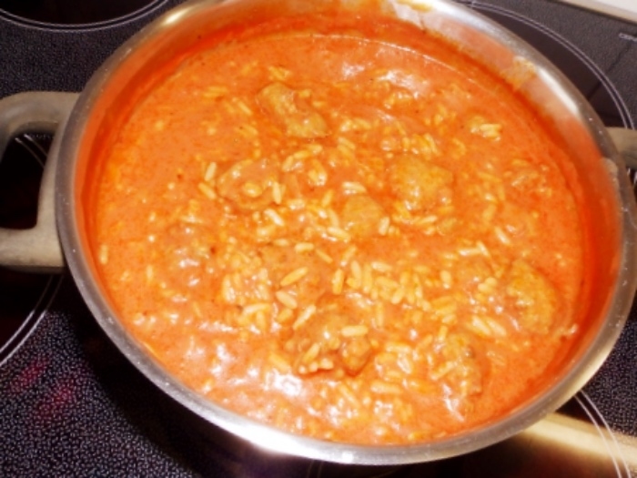 Die Tomatensuppe mit Reis und Hackbällchen kann nach Belieben mit weiteren Gewürzen abgeschmeckt werden, z. B. Basilikum, etc. 