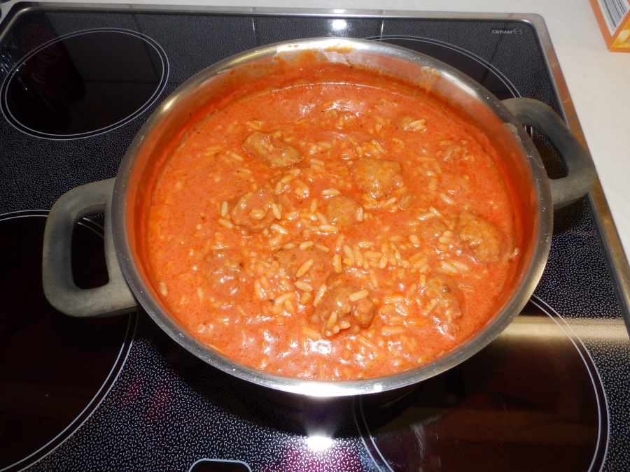Man kann die Tomatensuppe mit Reis und Hackbällchen direkt servieren, oder auch noch 2 Stunden ziehen lassen und dann essen. Dann schmeckt sie noch besser. 
