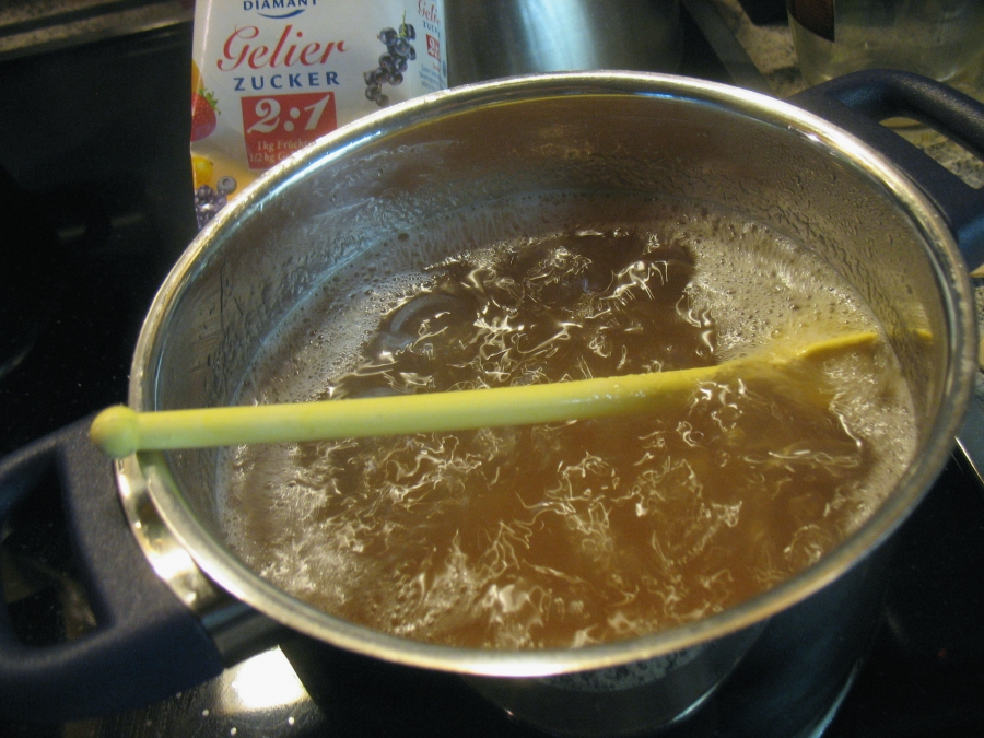 Die Gänseblümchen-Flüssigkeit wird mit dem Gelierzucker 1 bis 2 Minuten sprudelnd aufgekocht.