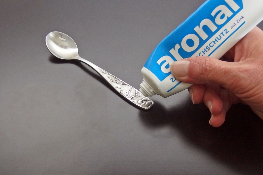 Silberbesteck läuft gerne an. Mit Zahnpasta kann man dagegen vorgehen und das Silber wieder zum Glänzen bringen.