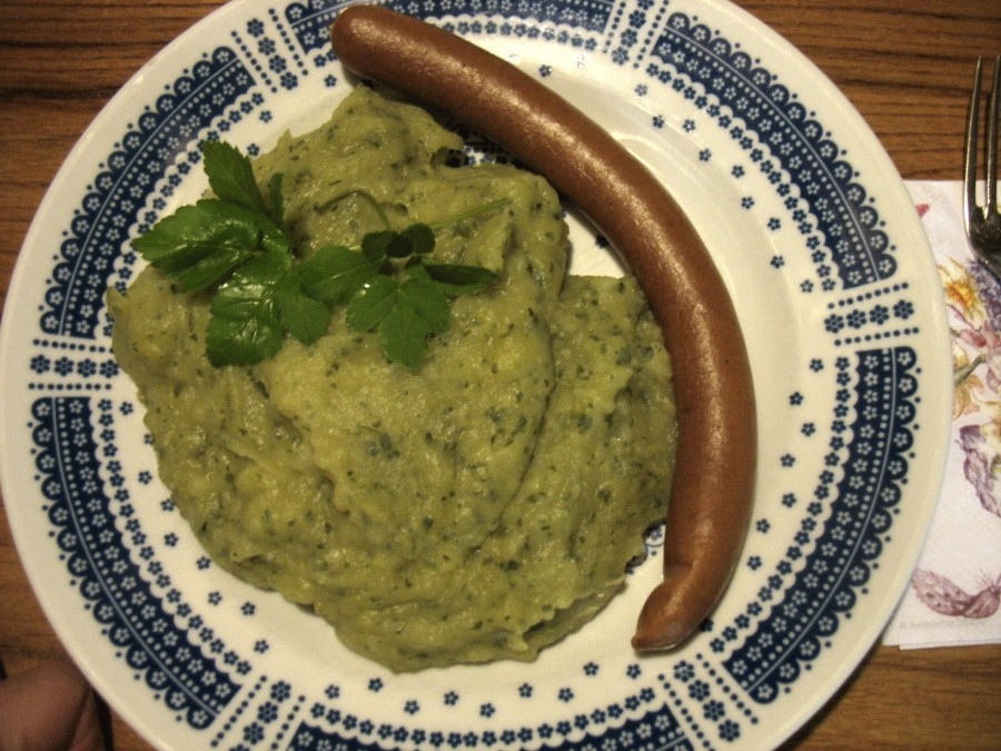 Das fertige grüne Kartoffel-Kohlrabi-Püree mit Wiener Würstchen angerichtet.
