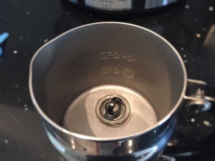 Schwer zu entfernenden Belag im Nespresso Milchschäumer mit Linsenreinigungsflüssigkeit sanft entfernen.