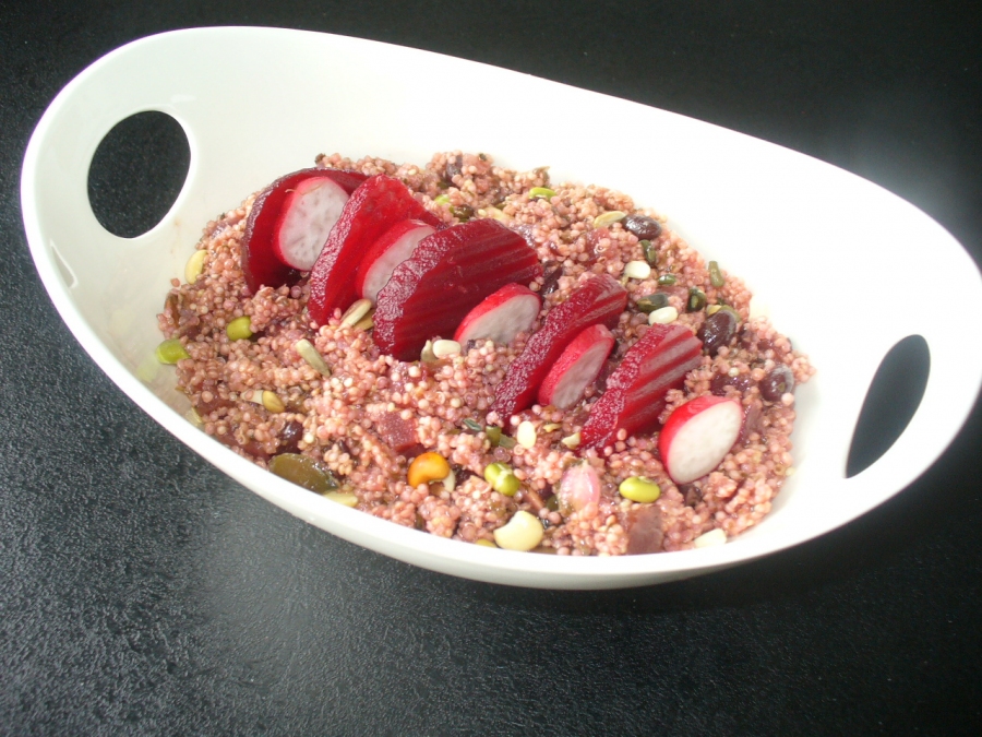 Scharfer Quinoasalat mit Meerrettich und Roter Bete als vegetarische vollwertige Mahlzeit oder zu Gegrilltem und Kurzgebratenem.