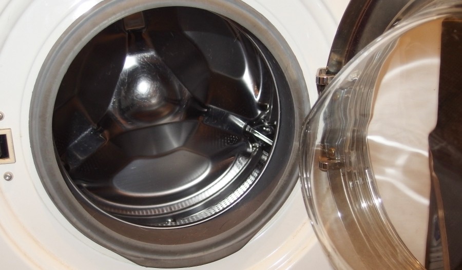 Frontlader Waschmaschine frisst Socken? Dann könnte es möglicherweise an einem ausgeleierten Bullaugengummi liegen.