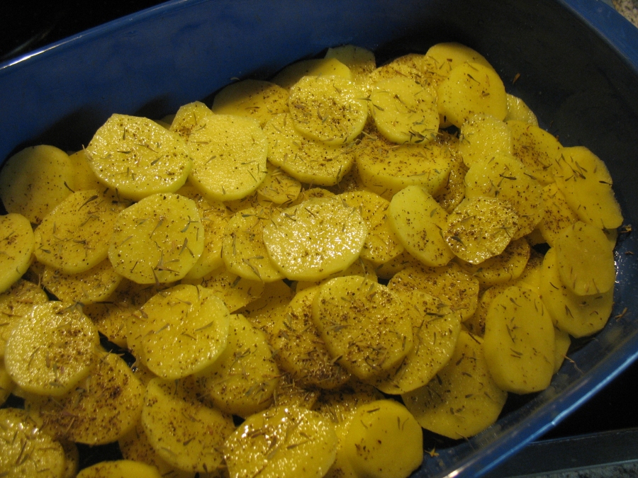 Die Kartoffelscheiben werden mit Salz und Pfeffer gewürzt und mit Thymian bestreut.