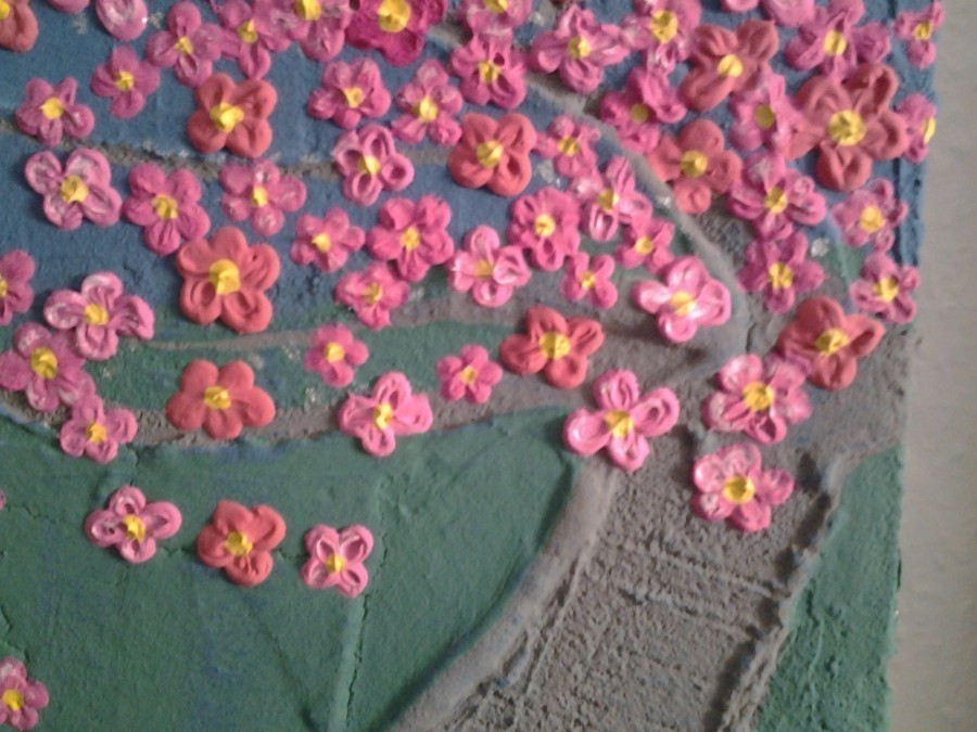 Die Blüten auf meinem Bild sind auf die darunterliegende getrocknete Paste gesetzt worden. In Schraubgläsern aufbewahrt, ist diese Strukturpaste einige Wochen streichfähig haltbar.