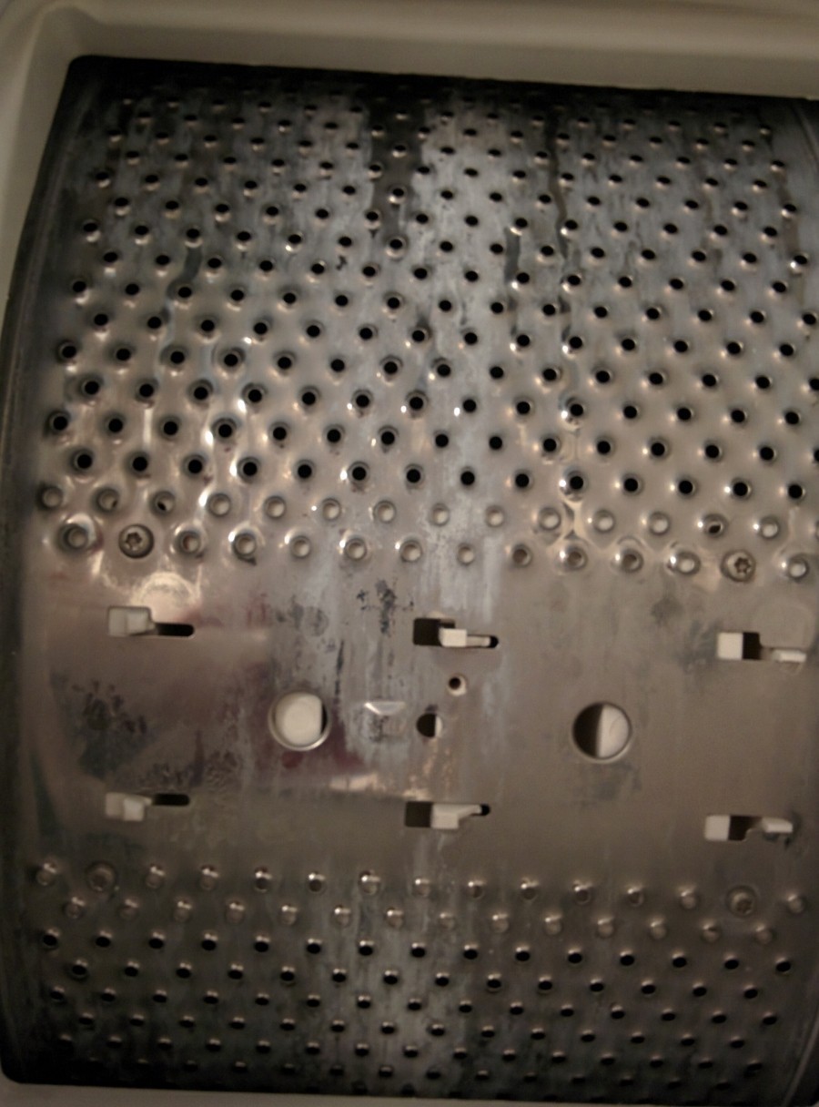 Waschmaschinen setzten manchmal ganz schön Kalk an. Wie kann man sie gründlich und preiswert entkalken?