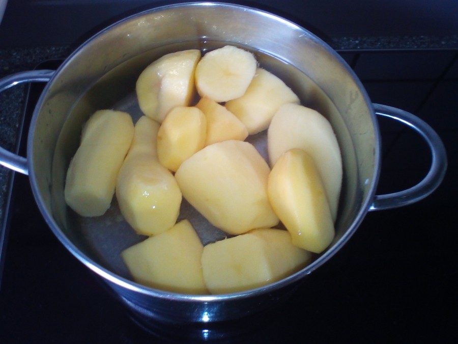 Die Kartoffeln 20 Minuten wie gewohnt kochen oder gekochte Kartoffeln vom Vortag verwenden. Dann verringert sich die Zubereitungszeit um 20 Minuten.