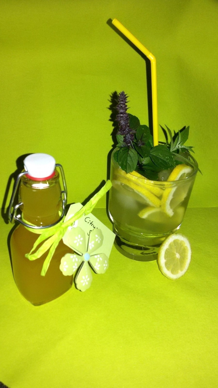 Etwa 20-30 ml des selbstgemachten Konzentrats, je nach Geschmack, reicht für ein Glas Limonade.