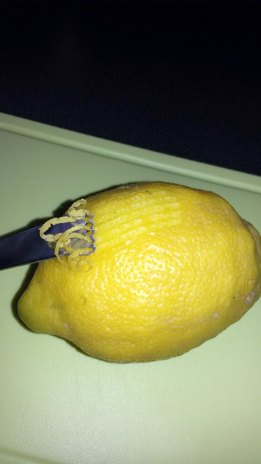 Ich habe die Zitronen und die Limonen zuerst von ihrer obersten Haut mit dem Zestenschneider befreit. Darum habe ich auch die Biofrüchte gewählt.