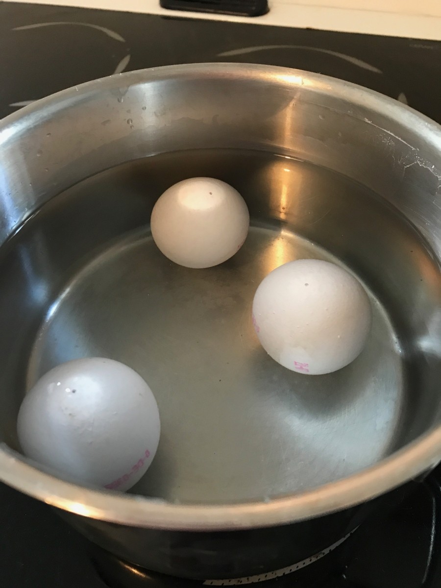 Man legt die Eier einfach kurz in kaltes Wasser. Die Luftblase schwimmt natürlich nach oben und schon weiß man, wo man pieksen muss!
