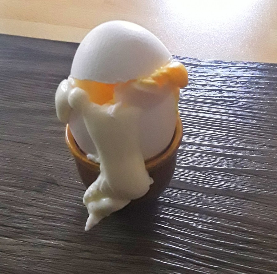 Manchmal ist das nicht so einfach, die Luftblase ausfindig zu machen, wenn das Ei eher symmetrisch geformt ist oder falsch herum im Eierkarton sitzt.