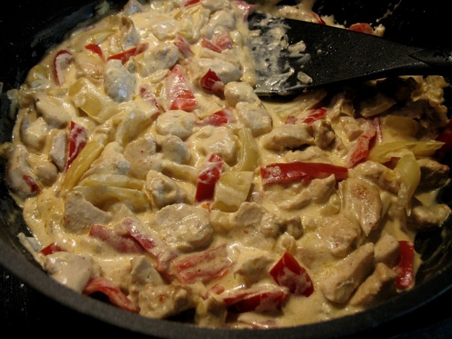Das Paprikagemüse mit Schmand und Fleisch lässt man nochmals kurz aufkochen und schmeckt das Ganze mit Salz, Pfeffer und Paprika-Chili-Gewürz ab.