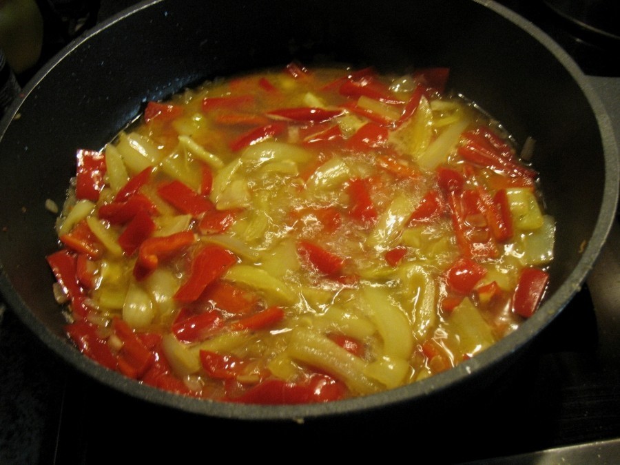 Zwiebel und Paprika werden in der Pfanne angedünstet, mit der Brühe abgelöscht, die dann etwa um die Hälfte einreduziert wird.