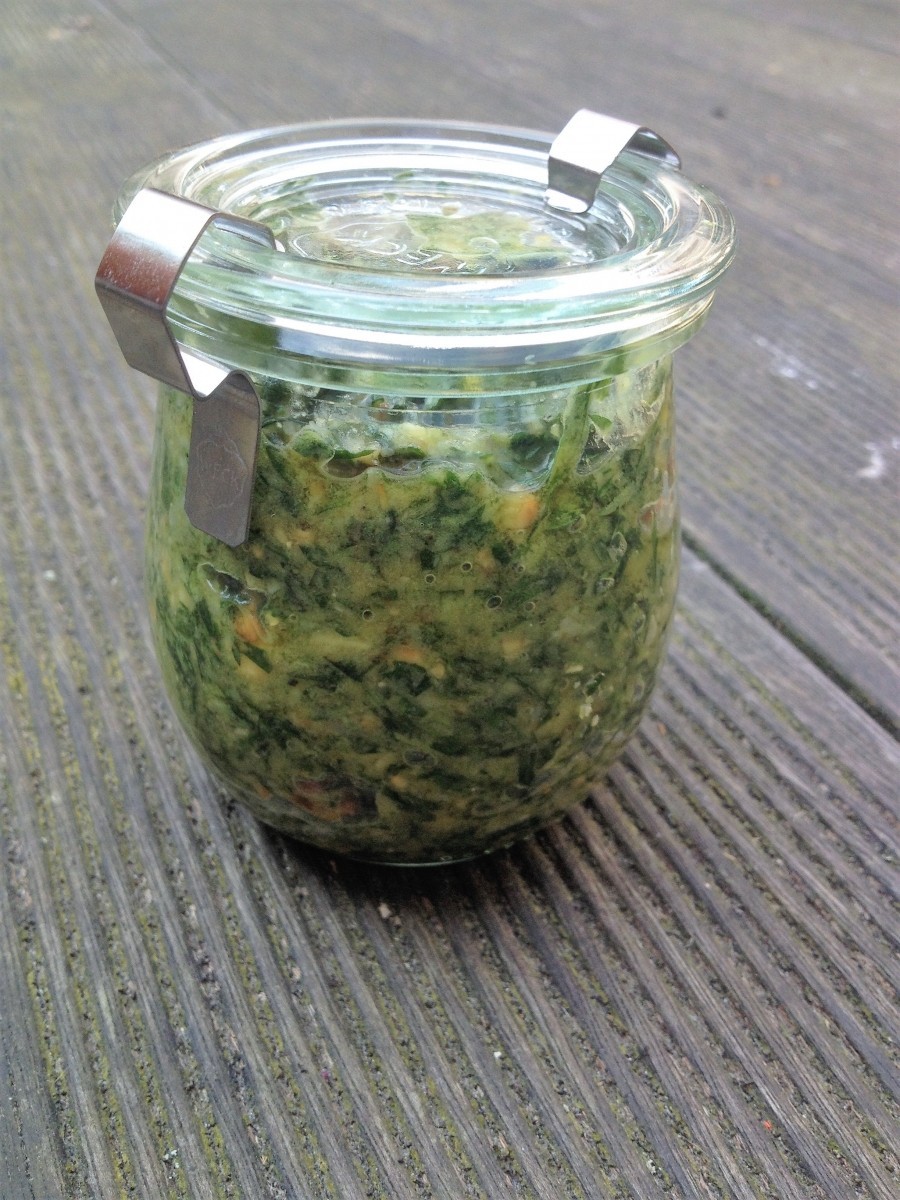 Abgefüllt in ein Glas hält das Pesto im Kühlschrank zwei bis drei Wochen.