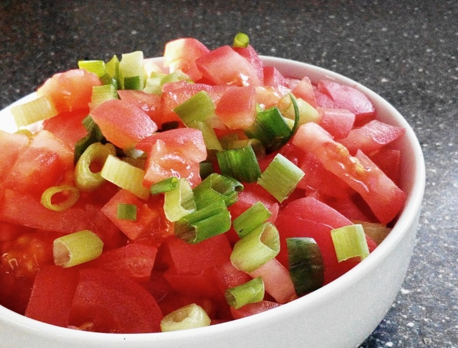 Tomaten-, Knoblauch-, Zwiebelwürfel mischen, mit Olivenöl, Kräutern und Gewürzen abschmecken.