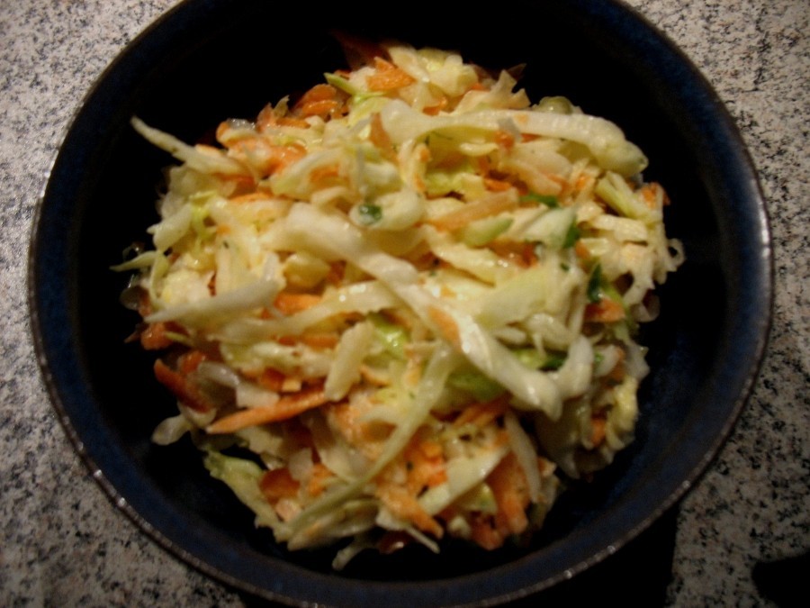 Ein leckeres Rezept für einen knackig-frischen Spitzkohl-Apfel-Karotten-Salat als gesunde Beilage.