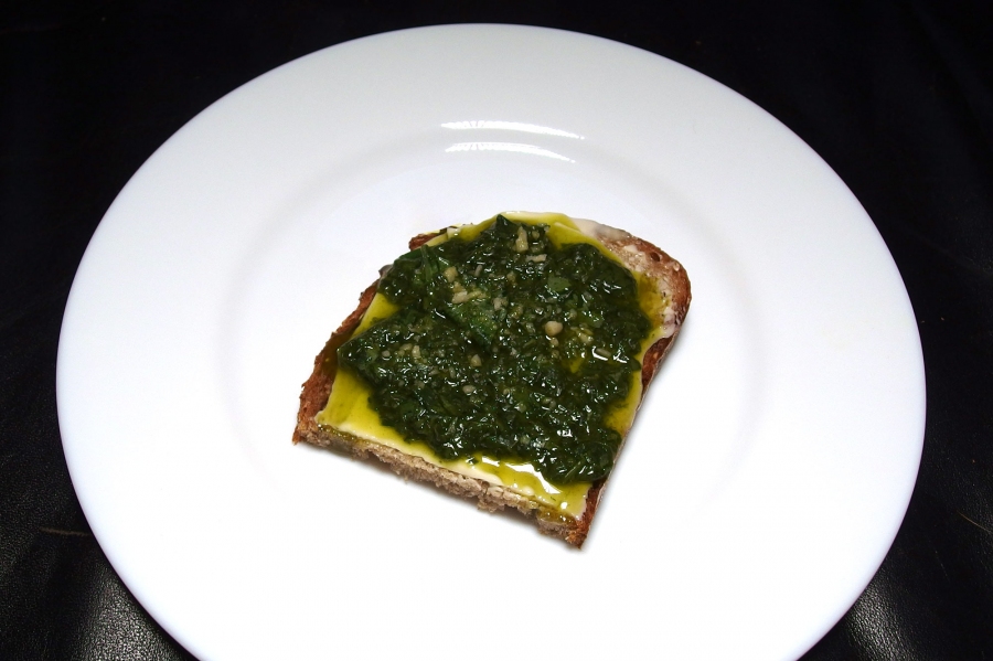 Pesto kann man auch auf Brot oder Brötchen als Aufstrich verwenden. Oder als Topping auf Brot mit Quark oder Frischkäse.