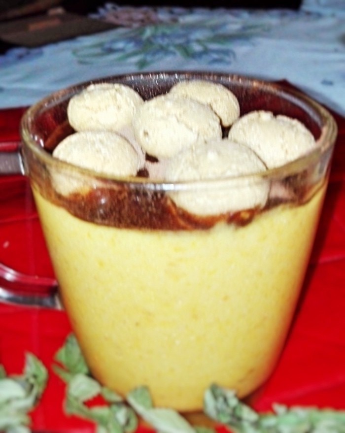 Ein süßes Dessert in der Kürbiszeit: Kürbismousse mit Amarettini. Jetzt das Rezept lesen und ausprobieren.