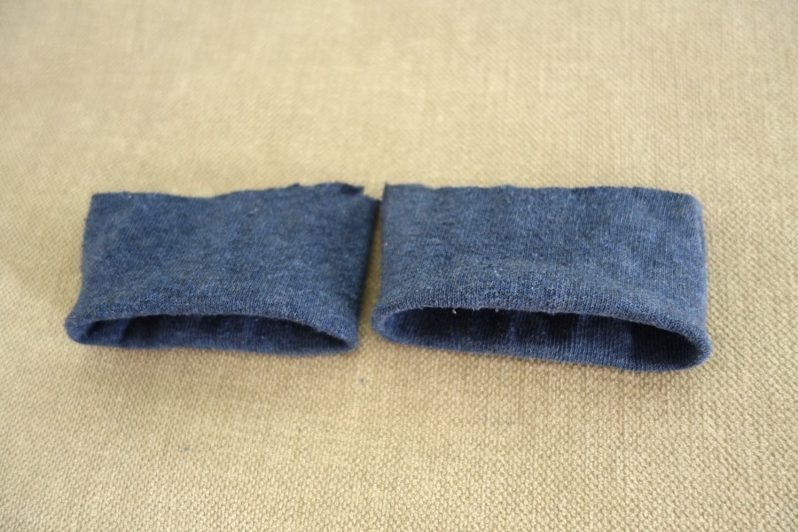 Die beiden Sockenstücke einschlagen und schon hat man zwei Bündchen, um zerschlissene Ärmel von Pullis zu flicken oder Bündchen für Baby- und Kinderhosen zu nähen.