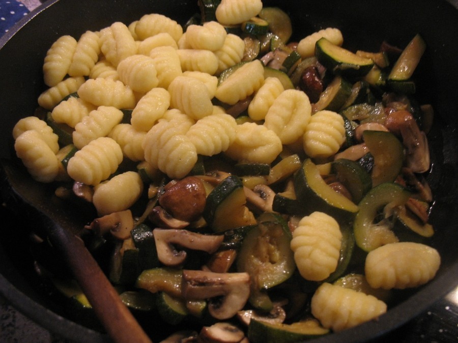 Dann werden die Gnocchi zum Gemüse in die Pfanne gegeben und kurz mit angeröstet.