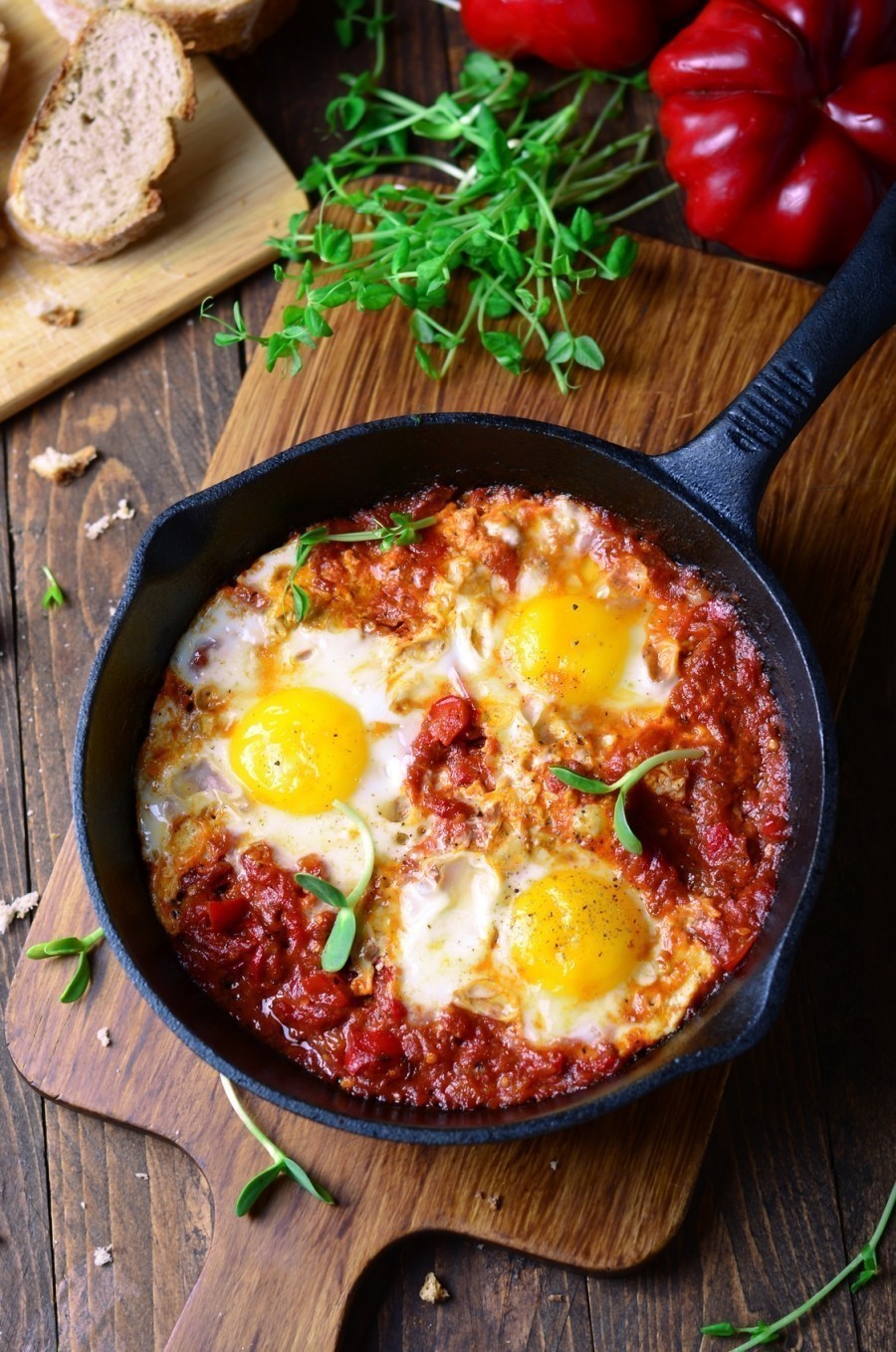 Lust auf ein herzhaftes Frühstück? Dann können wir dieses Rezept empfehlen: Shakshuka, eine warme, pikante Tomatensoße dazu frische Kräuter und Eier!