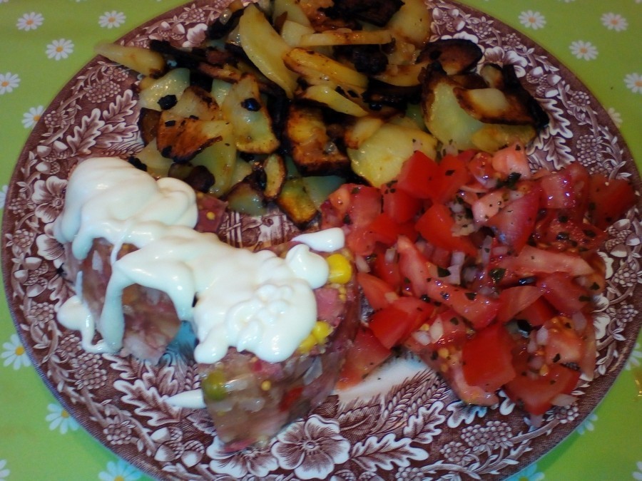 Bratkartoffeln mit Sülze und Salat, ein Rezept, das ich noch aus meiner Kindheit kenne.