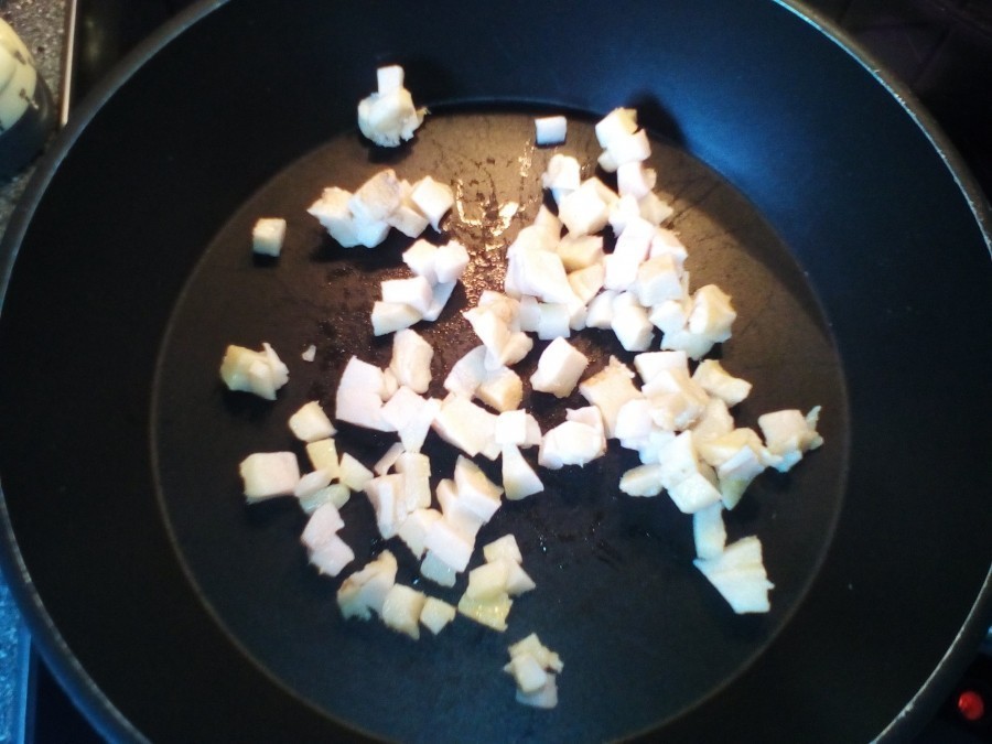Für die knusprigen Bratkartoffeln, den gewürfelten Speck in einer Pfanne auslassen.