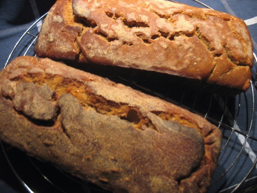Die Brote bleiben noch ein paar Minuten bei geöffneter Backofentür in der Röhre stehen, ehe man sie aus der Form löst und auf einem Kuchengitter auskühlen lässt.