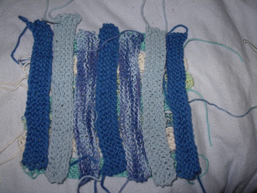 Die anderen 7 Patches (dunkelblau, hellblau, blaumeliert) legt man ebenfalls streifenförmig, allerdings quer zu den ersten Patches oben drauf. 