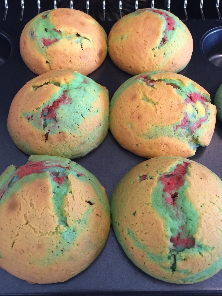 Die bunten Regenbogen-Muffins werden bei 175 Grad (vorgeheizter Backofen) für ca. 15- 25 Minuten gebacken.