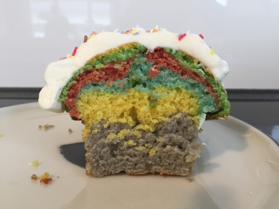 Dieses bunte Regenbogen-Muffin-Rezept mit einem köstlichen Frosting macht nicht nur Kinder glücklich.