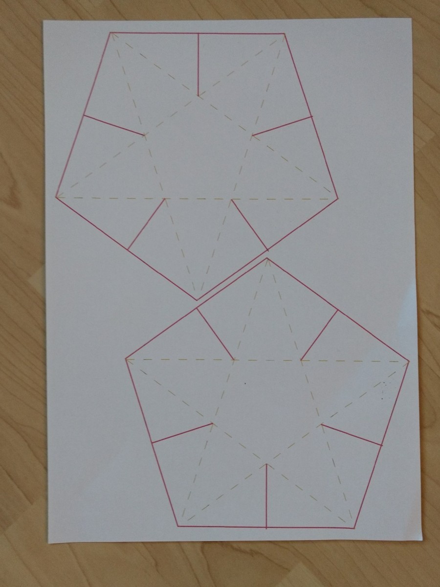 Die Bastel-Vorlage nur 1 Mal ausdrucken und dann auf die farbigen Papiere kopieren; es sind immer zwei Vorlagen auf einem A4-Blatt abgedruckt. Entlang der dicken roten Linien einschneiden; insgesamt fünf Mal.