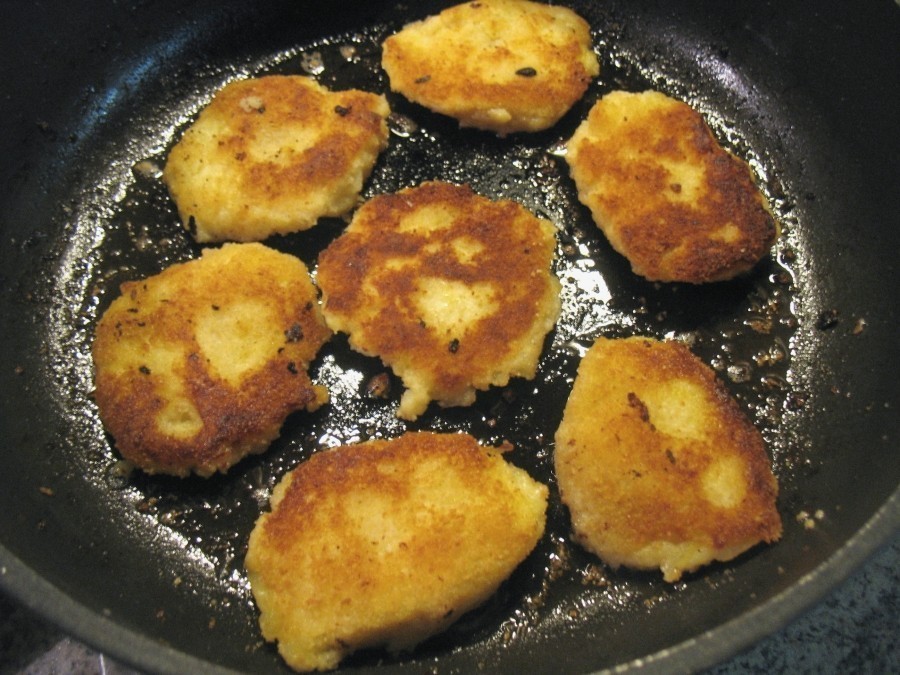 In einer Pfanne Butterschmalz erhitzen, die Kartoffelmasse als kleine Rösti in der Pfanne von beiden Seiten goldbraun ausbacken.