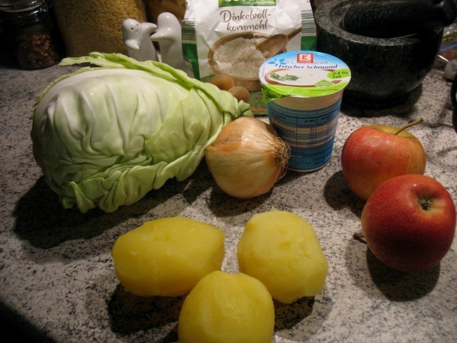 Hier sind die Zutaten zu sehen, die für die fleischlosen Kartoffelrösti mit Spitzkohlsalat benötigt werden.
