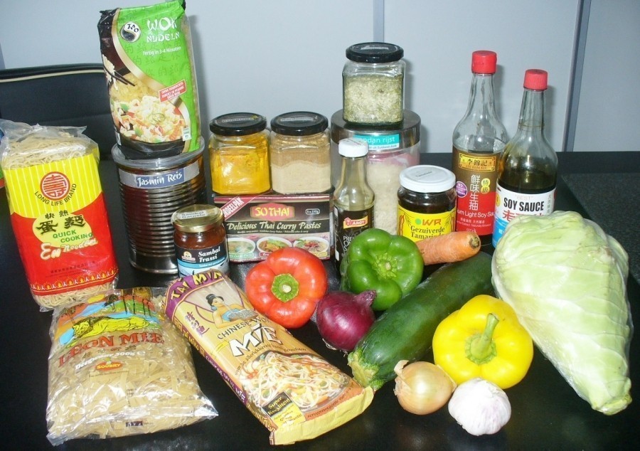 Koch doch mal asiatisch! Hier folgt eine Auflistung, aus welchen Zutaten eine asiatische Mahlzeit individuell zusammengestellt werden kann.