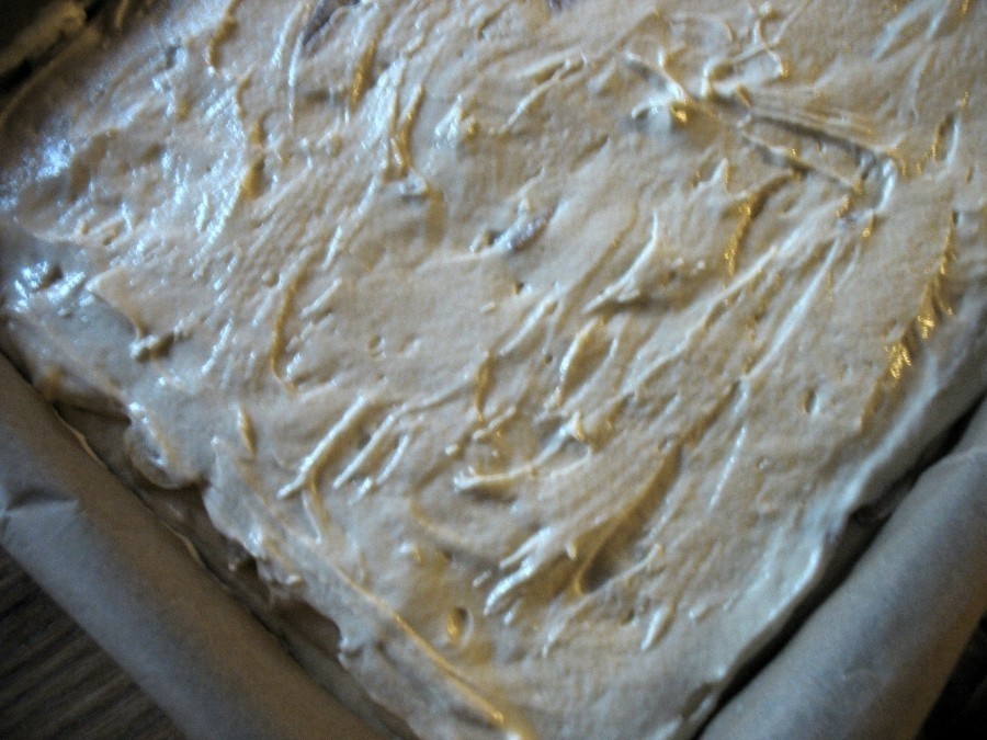 Über die Schicht mit den Quittenspalten streicht man den restlichen Teig. Im vorgeheizten Backofen wird der Kuchen dann 40 Minuten gebacken.