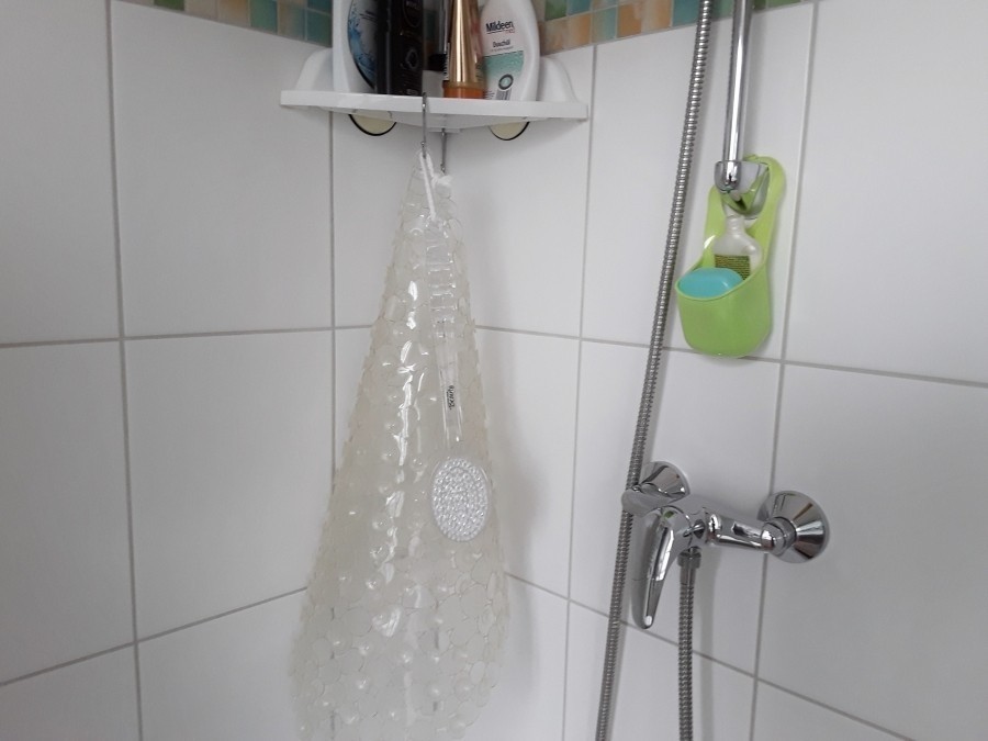 Wohin mit der Duschmatte nach dem Duschen? Ein einfacher Haken aus dem Baumarkt, diesen an die Ablage gehängt und die Duschmatte nach dem Duschen und Abspülen am Haken anhängen.