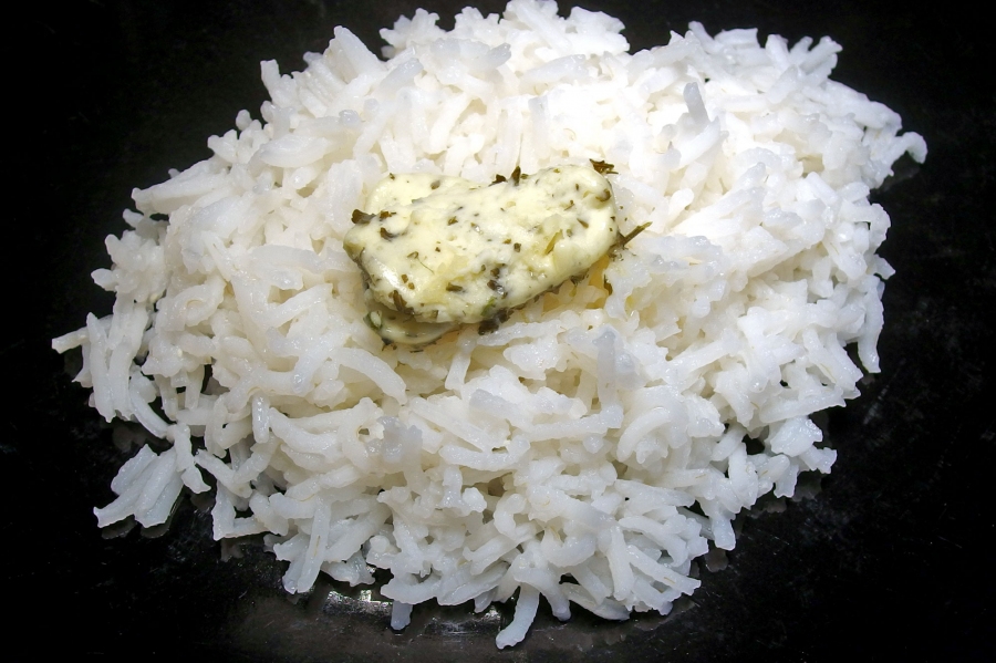Reis mit Kräuterbutter verfeinern schmeckt sehr lecker.