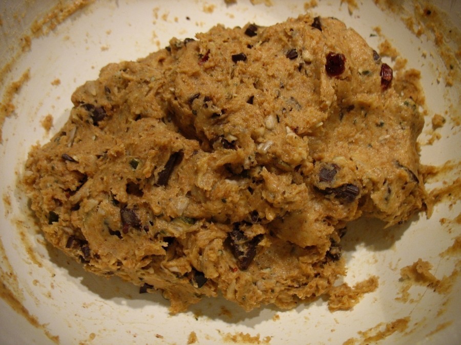 Der Teig für die Knusper-Cookies wird mit Schokostückchen, Cranberrys, Sonnenblumen- und Kürbiskernen verknetet.