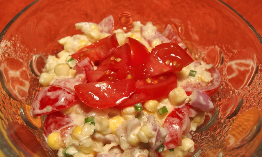 Rezept für einen blitzschnell zubereiteten und leckeren Tomaten-Maissalat. Passt prima zu Gegrilltem, aufs Buffett oder einfach so.