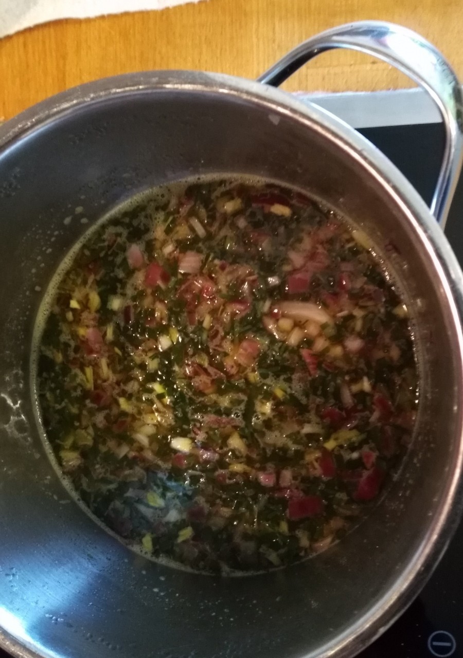 Die Marinade wird aufgekocht, dann kommt frisch gemahlener Pfeffer sowie die gewürfelte Zwiebel dazu.