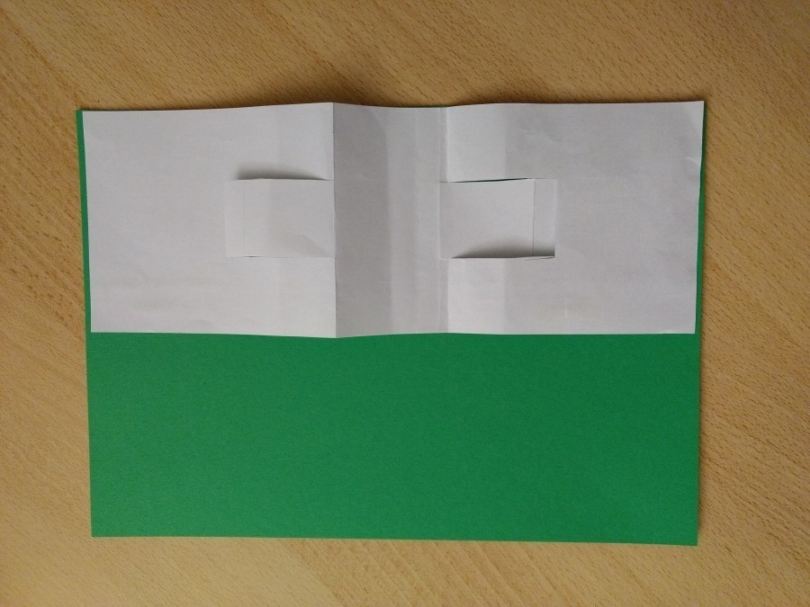 Bei entsprechenden Maßen der Karte kann man aus einem DIN A4-Karton (auch gleich) zwei Karten herstellen.