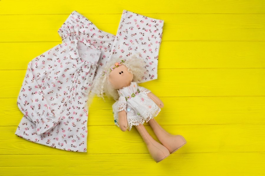 In jedem Haushalt mit kleinen Mädchen befindet sich oft ein Fundus mit viel Puppenkleidung in verschiedenen Größen. 