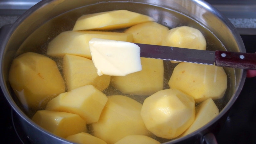 Kartoffeln kochen nicht über, wenn man etwas Butter oder Margarine mit ins Kochwasser gibt.