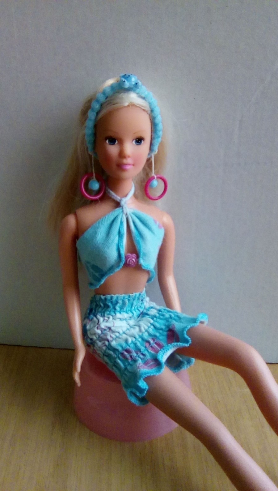 Es ist nicht schwer, Ohrringe für die Barbie Puppe herzustellen. Möchtest du wissen, wie es gemacht wird?