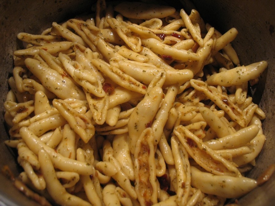 Scharfe Paprika-Hähnchen-Pfanne mit Capunti: Die gekochte und abgegossene Pasta wird mit der Würzmischung und dem Olivenöl verrührt.