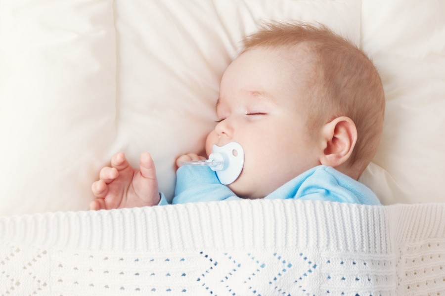 Wenn du dem Baby den Schnuller schmackhaft machen willst, kauf einen möglichst weichen und steck ihn dir idealerweise für ein Viertelstündchen in den Still-BH, in den an deinem Körper. 