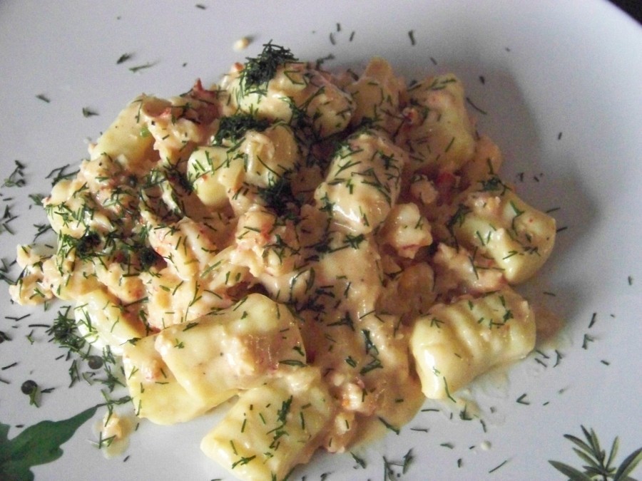 Auf vorgewärmtem Teller eine Portion der Gnocchi-Saucen-Mischung  mit frisch gehacktem Dill bestreut anrichten und servieren.